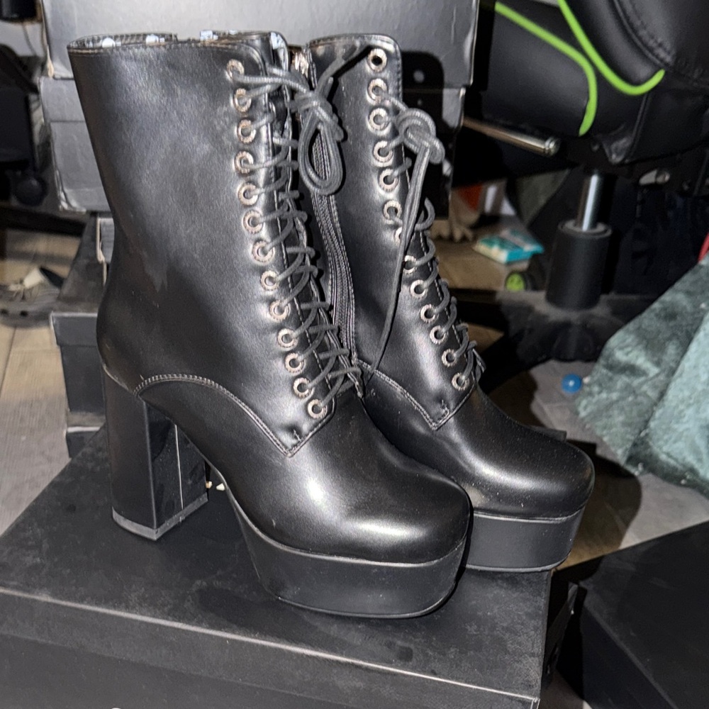 Black Platform Lace-Up Boots - Picture 4 of 8